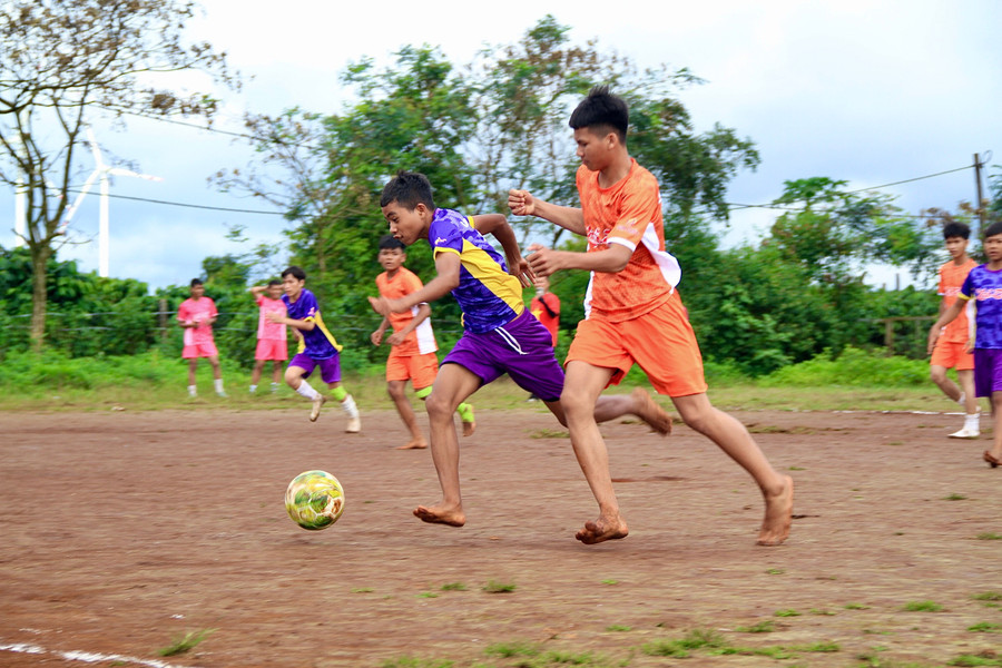 Young players compete in the five-a-side football format. Photo: Hoàng Hoài img-1312.jpg