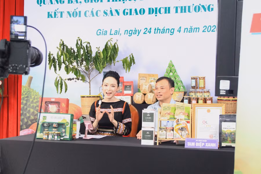 pho-giam-doc-so-cong-thuong-len-song-livestream-ban-hang-nong-san.jpg