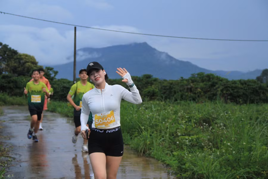 cac-runner-vua-duoc-chay-vua-san-may-trong-tiet-troi-se-lanh-anh-hh.jpg