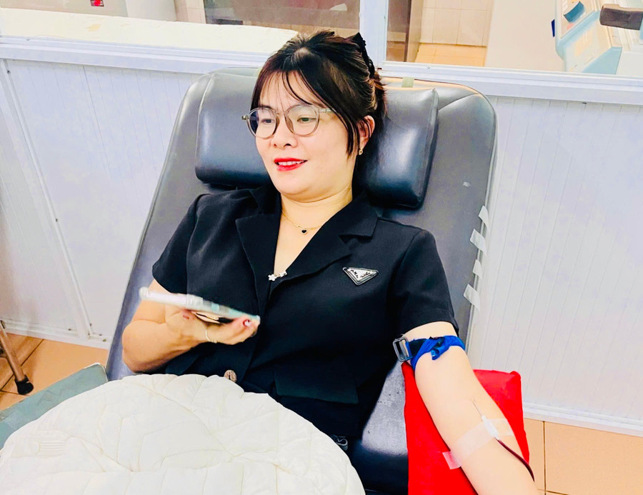 Since 2022, Ms. Nguyễn Thị Hồng has made 11 emergency blood donations to save patients. Photo: Provided by Hong chi-nguyen-thi-hong-co-11-lan-hien-mau-cap-cuu-cho-nguoi-benh-anh-nvcc.jpg