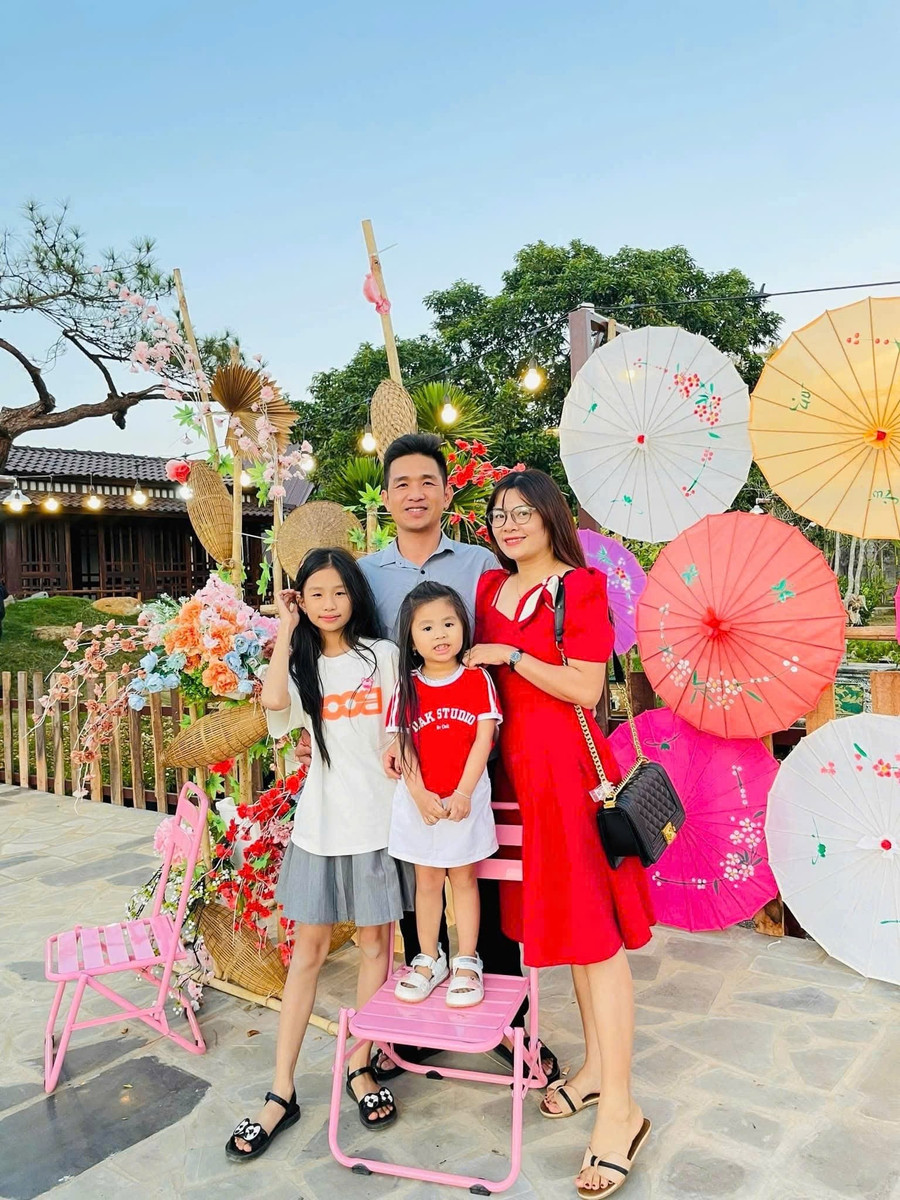 The family of Vương and Hồng. Photo: Provided by the family gia-dinh-anh-chi-vuong-hong-anh-nvcc.jpg
