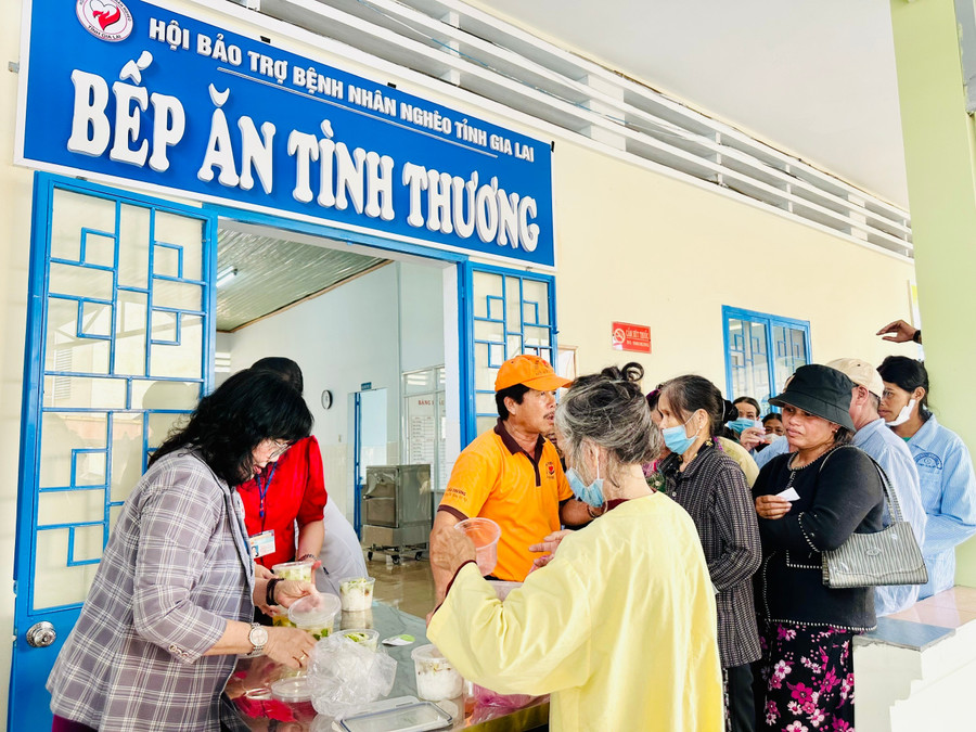 On the afternoon of August 29, the charity kitchen also prepared and distributed 250 free meals to patients. Photo: Như Nguyện z6958198953229-046eb546aa2cd3313781ac1d27918169.jpg