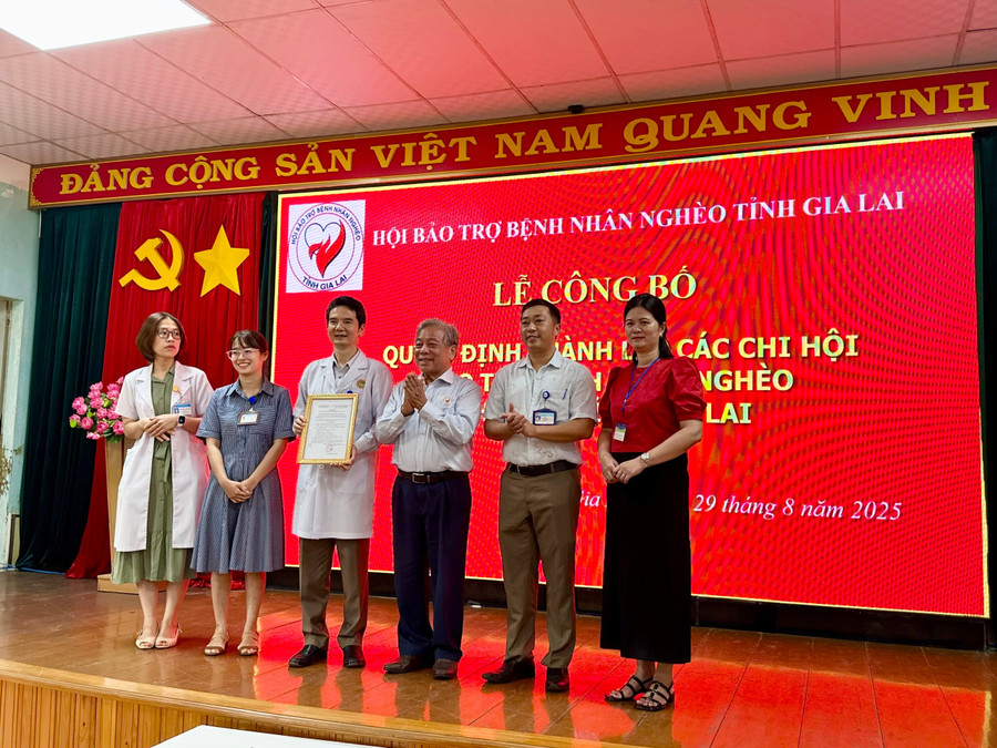 The Gia Lai General Hospital Chapter of the Association for the support of poor patients is officially launched. Photo: Như Nguyện z6958198907481-ca09b751161750fb9f680b3fa8c51843.jpg