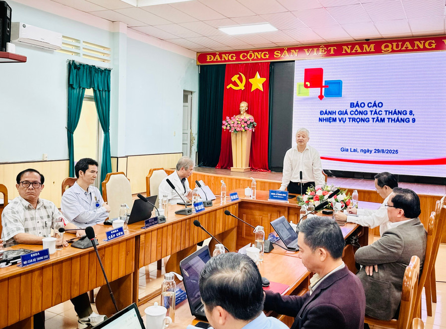Dr. Le Quang Hung, Director of the Gia Lai Department of Health, delivers a directive speech at the conference. Photo: Nhu Nguyen z6956908932507-7196a7d5883357df4aca3c5cb889d505.jpg