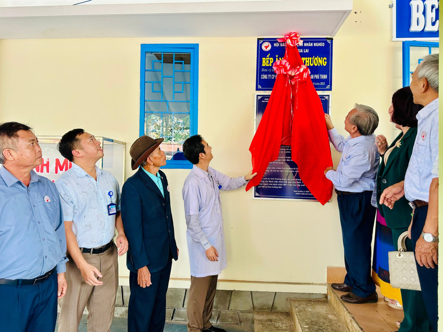 Representatives of the organizing committee perform the inauguration ceremony of the charity kitchen. Photo: Như Nguyện z6958198851546-86ce4f17fb9a2437a4de4ea95f6b52d4.jpg