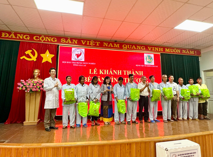On this occasion, the Gia Lai Province Association for the support of poor patients also presented 10 gift packages to 10 poor and disadvantaged patients receiving treatment at Gia Lai General Hospital. Photo: Như Nguyện z6958198802165-d51775a126448d1e90b8803b8f777d0b.jpg