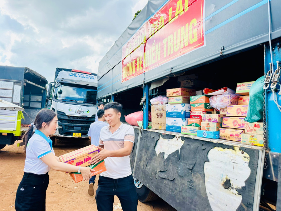 From October 2 to the afternoon of October 4, more than 10 tons of goods and essential supplies were received at the collection points. Photo: Như Nguyện z7080843708596-ce49a6f574d428c3eb56dafcf9a14e0b.jpg