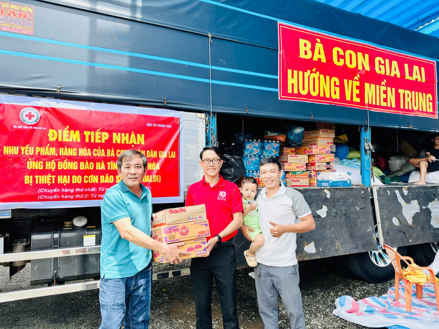 The collection point for goods and essential supplies at the Nguyễn Thiện Thuật parking lot in Diên Hồng Ward provides convenient access for residents to donate and support flood-affected communities. Photo: Như Nguyện z7080843808041-d908f7ba818d4841d79f923dd599a809.jpg