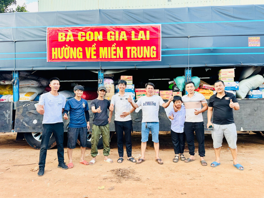 The volunteer team at the 126 Lý Nam Đế collection point in Hội Phú Ward is on duty around the clock to receive donations. Photo: Như Nguyện z7080843774123-f6463f47c0fc56697c4bde4aa87a0ad7.jpg