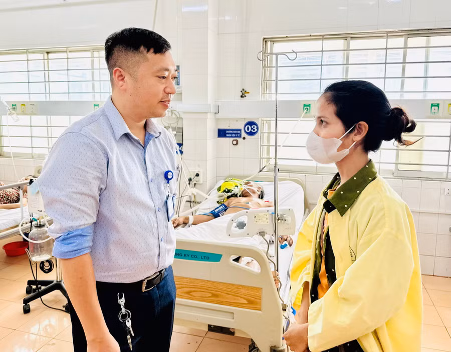 ong-dao-ngoc-quan-to-truong-to-cong-tac-xa-hoi-benh-vien-da-khoa-gia-lai-huong-dan-chi-kpuih-hhin-con-gai-ong-nay-hil-nhanh-chong-hoan-thien-cac-thu-tuc-de-gui-nha-hao-tam-ho-tro-kinh-phi-dieu-tri-anh-nhu-nguyen.jpg