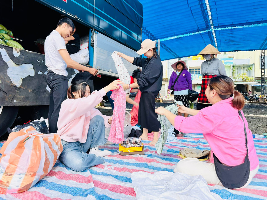 Volunteers sort clothing before loading it onto trucks. Photo: Như Nguyện z7080843743757-3e90a8cc61b5074e22ae8e3318fa0de8.jpg