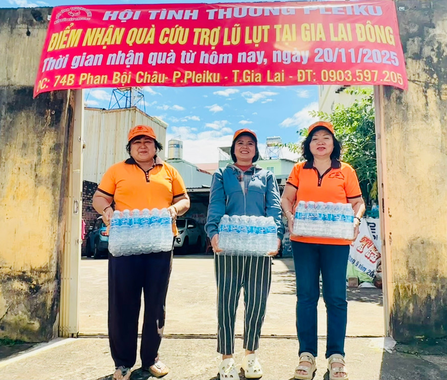 cac-tinh-nguyen-vien-hoi-tinh-thuong-pleiku-tiep-nhan-nuoc-do-nguoi-dan-ung-ho-tai-diem-tiep-nhan-anh-nhu-nguyen.jpg