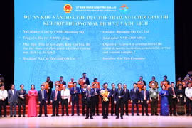 Provincial leaders present investment policy decisions and investment certificates to investors. Photo: Tiến Sỹ
