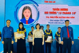 Ms. Nguyễn Huỳnh Gia Hân (second from left) receives the "15th of October" award from the Gia Lai Provincial Vietnam Youth Federation. Photo: M.N