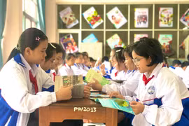 Students read books of their choice during an extracurricular session. Photo: Lam Nguyen