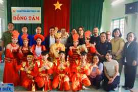 Singer Hà Anh Tuấn and associated organizations presented Tet gifts to residents in Gia Lai.