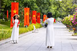 Locals and tourists alike took the opportunity to check in with the red flag bearing a yellow star along Nguyen Tat Thanh Street.