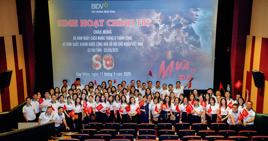 The event contributed to nurture a spirit of service to the nation among the staff and employees of BIDV Binh Dinh. Photo: T.H glo-bidv-binh-dinh-1.jpg