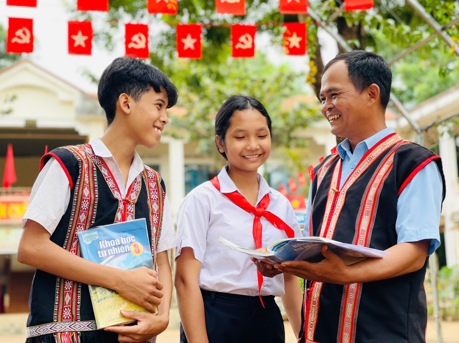 The policy of a unified national textbook set from the 2026-2027 academic year and free textbooks from 2030 is expected to help improve quality and equity in education. Photo: T.D chat-luong-giao-duc.jpg