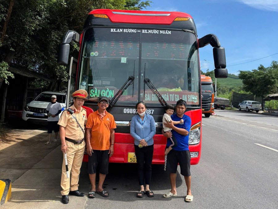 Mr. Bình (far right) and his family receive support from the traffic police and Hoàng Long - Hưng Cường bus company to travel to Ho Chi Minh City. Photo: Provided by police canh-sat-giao-thong-giup-do.jpg