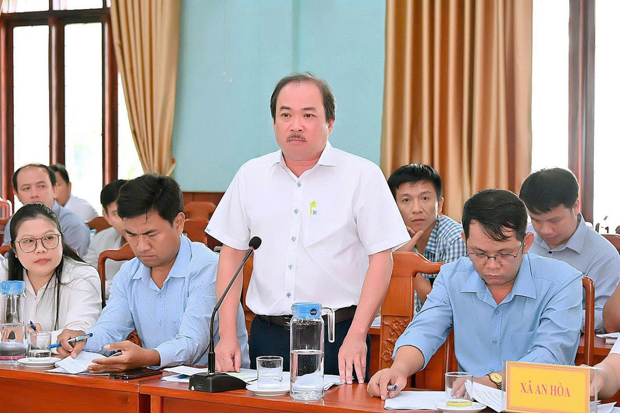 Huỳnh Tân, Chairman of the An Hòa Commune People's Committee, speaks at the working session. Photo: Đức Thụy 70db1399c99c43c21a8d.jpg