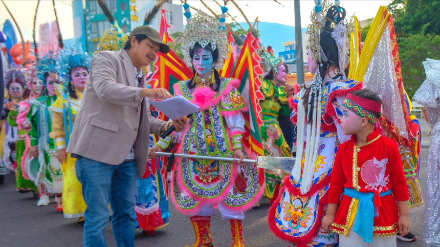 Chief Director Hoàng Duẩn, confers with a Bình Định hát bội artisan before the street festival performance. Photo: Ngọc Nhuận dscf3321.jpg