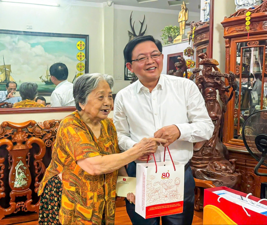 Secretary of the Provincial Party Committee Hồ Quốc Dũng presents a gift from the General Secretary to veteran Trịnh Thị Minh Tâm. Photo: Bình Dương 299-bi-thu.jpg