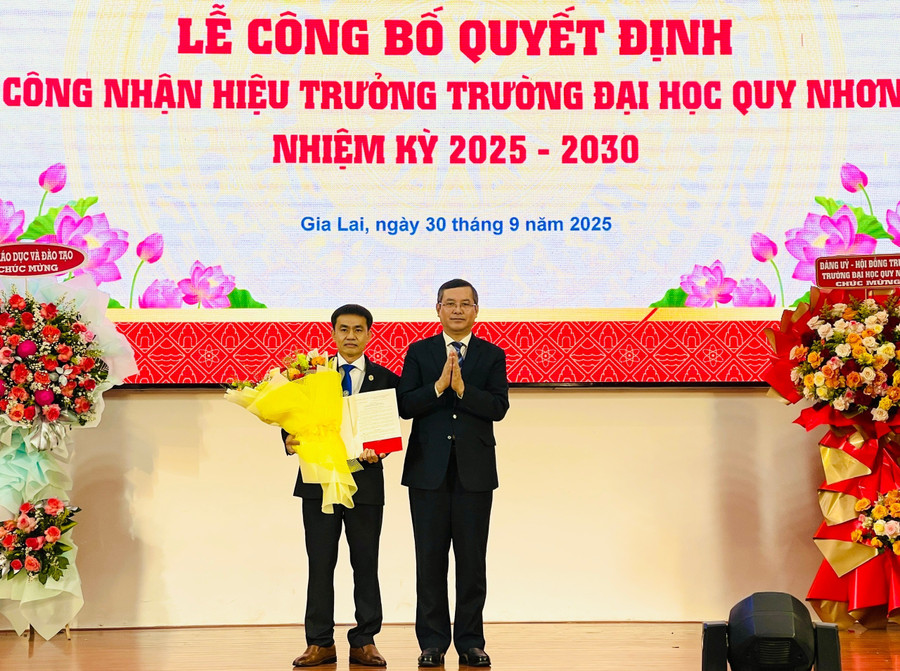 Deputy Minister of Education and Training Nguyễn Văn Phúc presents the appointment decision and congratulatory flowers to Assoc. Prof. Dr. Đoàn Đức Tùng. Photo: T.D pgsts-doan-duc-tung-hieu-truong-dh-quy-nhon.jpg