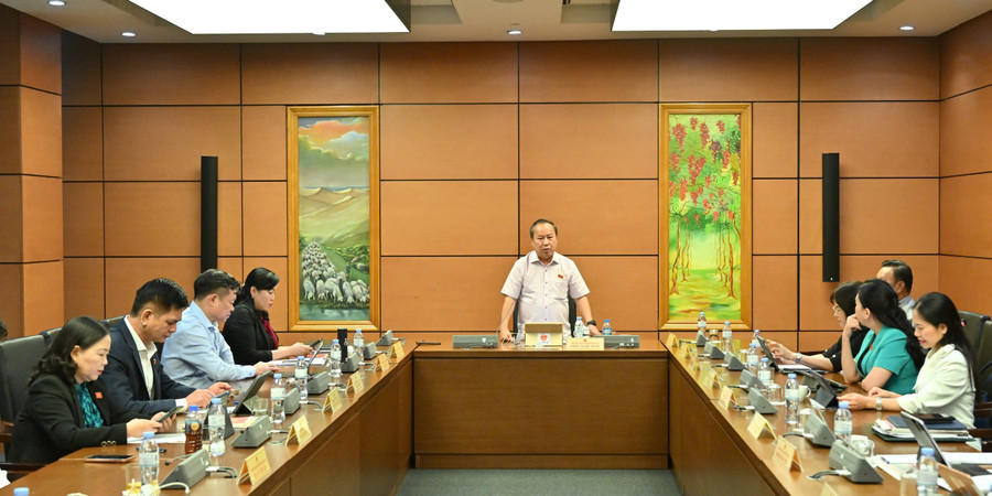 Head of the Provincial National Assembly Delegation, Châu Ngọc Tuấn, chairs the group discussion session on the afternoon of October 22. Photo: Provincial National Assembly Delegation gen-h-sach-giao-khoa.jpg