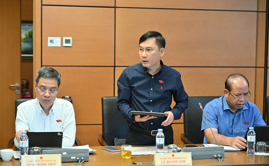 Delegate Lê Hoàng Anh suggests introducing a new provision on the mechanism for publicizing training quality. Photo: Provincial National Assembly Delegation gen-h-luat-giao-duc-4.jpg