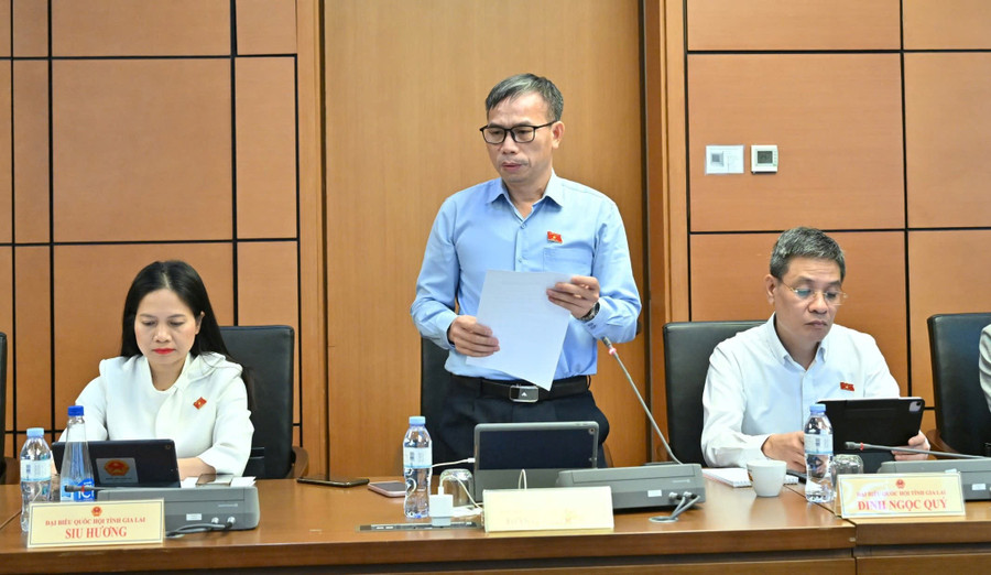 Delegate Đồng Ngọc Ba suggests adding fundamental provisions on low-altitude air transport. Photo: Gia Lai's National Assembly Delegation gen-h-luat-giao-duc-8.jpg