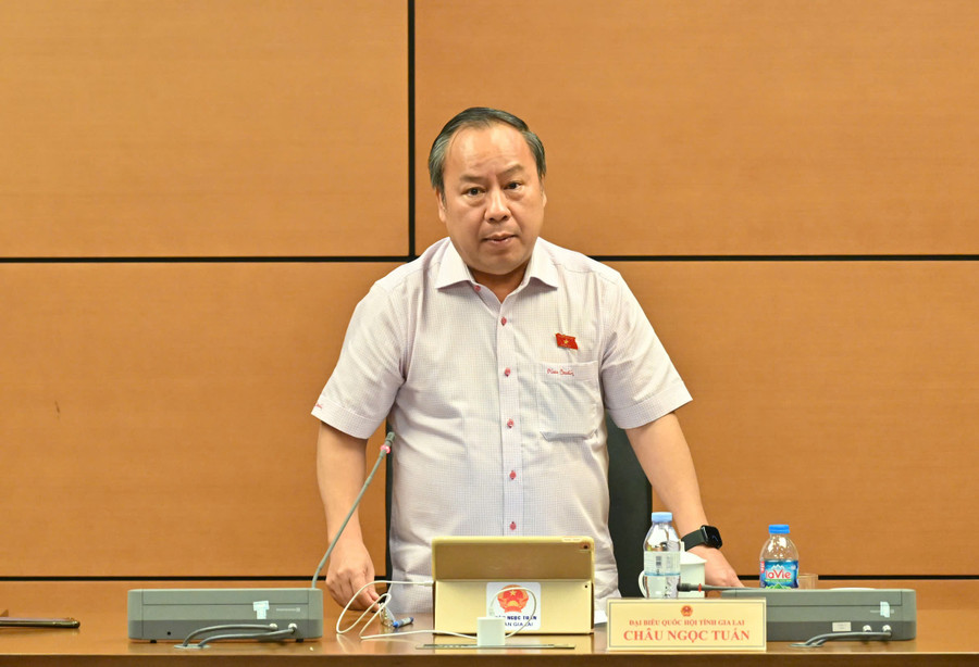 Head of the Provincial National Assembly Delegation, Châu Ngọc Tuấn, emphasized that the process of implementing a unified set of textbooks must prevent monopolies and negative practices. Photo: Provincial National Assembly Delegation gen-h-luat-giao-duc-3.jpg