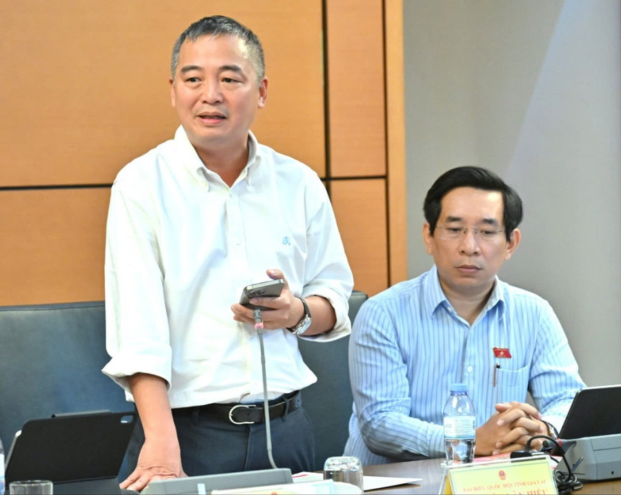 Delegate Nguyễn Lân Hiếu believes that resident doctors should be recognized as equivalent to graduate-level study and be eligible for tuition waivers and state-funded salaries. Photo: Provincial National Assembly Delegation gen-h-luat-giao-duc-6-1479.jpg