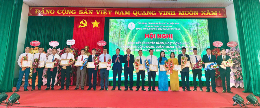 tap-doan-cong-nghiep-cao-su-viet-nam-tang-giay-khen-cho-16-tap-the-cua-4-cong-ty-tnhh-mtv-cao-su-mang-yang-chu-pah-chu-se-va-chu-prong.jpg