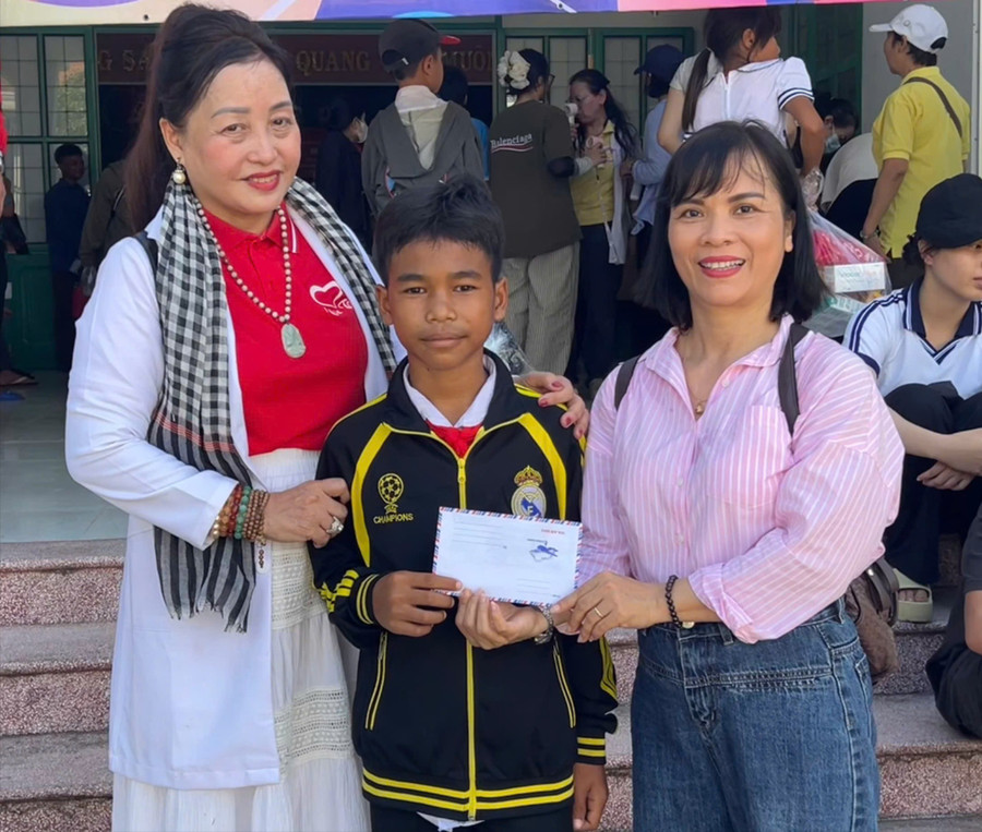 Scholarships awarded to students in difficult circumstances. Photo: D.L tang-qua-xa-binh-phu-3.jpg