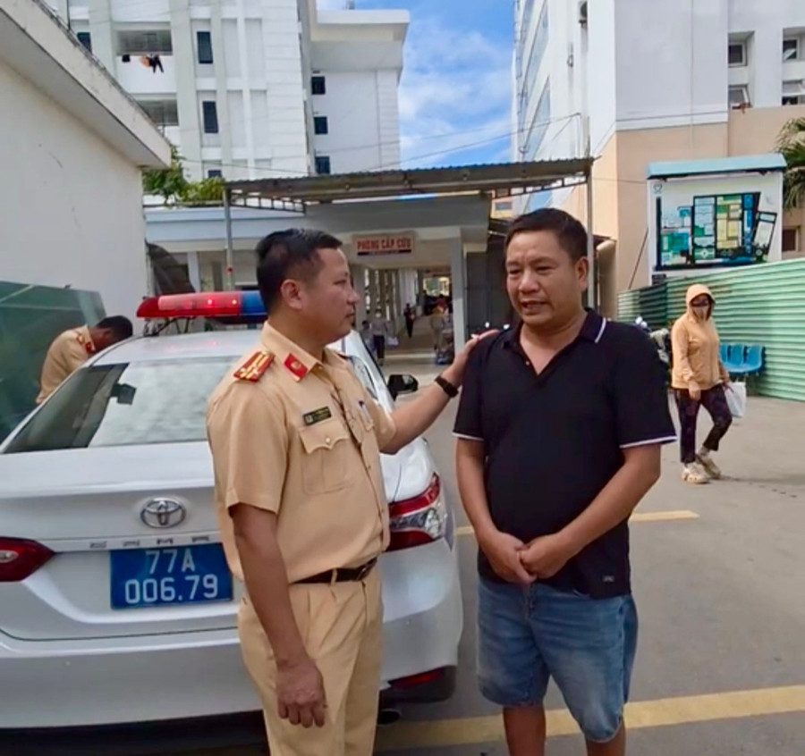 Driver Le Trung Hoa recounts how the traffic police task force assisted in promptly transporting the patients for emergency treatment. Photo: Provided by the police force. csgt-kip-thoi-mo-duong-dua-nan-nhan-tai-nan-giao-thong-di-cap-cuu.jpg