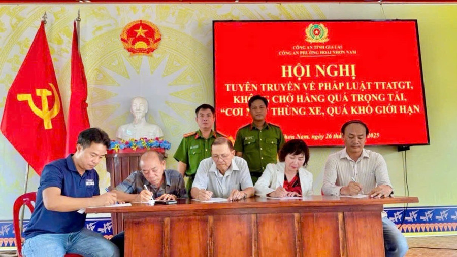 Local transport businesses and auto repair facilities sign commitments to voluntarily comply with legal regulations. Photo: N.L z6945691865786-64311b3752eaa406c91e0b88e6687f73.jpg