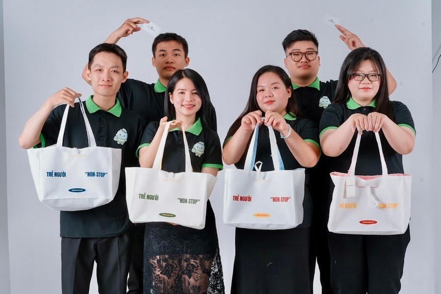 Students from FPT University’s Quy Nhơn campus bring the idea of “turning plastic waste into fashion” to life. Photo: T.D khoi-nghiep-tu-giang-duong.jpg