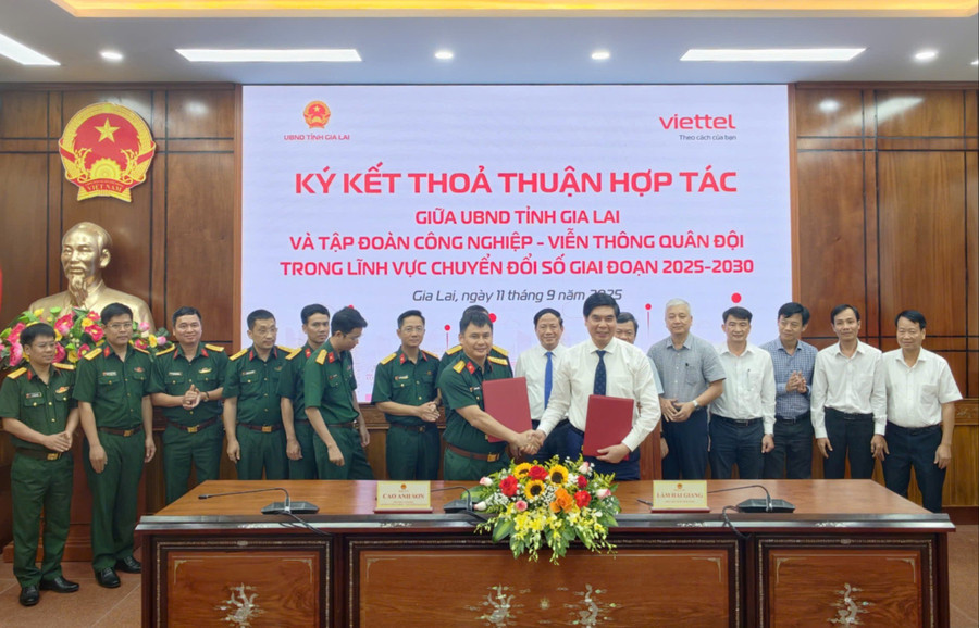 The Gia Lai Provincial People's Committee and Viettel sign a cooperation agreement on digital transformation. Photo: Dung Nhan gia-lai-viettel-ky-ket-5530.jpg