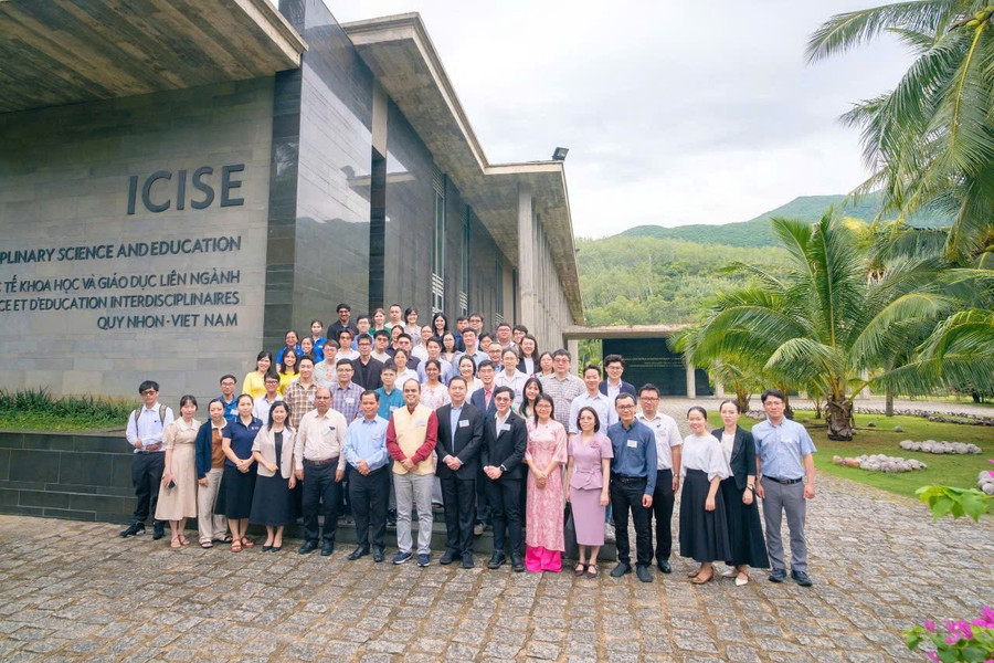 Professors and scientists pose for a commemorative photo after the conference’s opening session. Photo: A.N gen-h-z6949146399644-45e751e6cd250c9418d70100b1b7bbe1.jpg