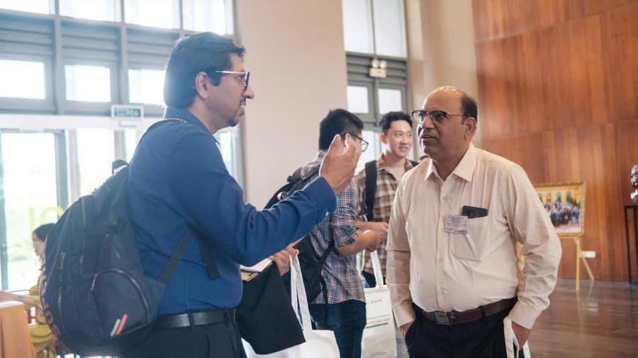 Professors and scientists exchange ideas on the sidelines of the conference. Photo: A.N gen-h-z6949146399428-6a4fe322450f7d6c92c97e7a95ecfc8a-2268.jpg
