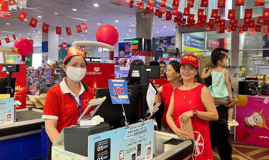 Co.opmart Quy Nhơn Supermarket offers discounted goods for trade union members. Photo: Hải Yến b10c5ac1dccd57930edc.jpg