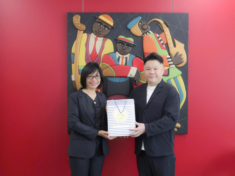 Vice Chairwoman of the Provincial People’s Committee Nguyễn Thị Thanh Lịch presents a gift from Gia Lai Province to a representative of Marubeni Lumber Company. Photo: Reporter lanh-dao-tinh-tang-qua.jpg