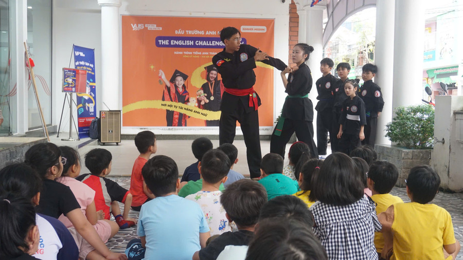 Children attentively follow self-defense and emergency escape instruction. huong-dan-ky-nang-mem-tu-ve-2.jpg