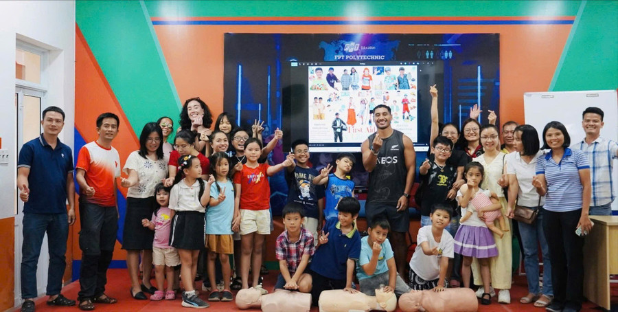Parents guide children through first aid, safety, and life skills sessions at FPT Polytechnic Quy Nhơn College. huong-dan-ky-nang-mem-4513.jpg