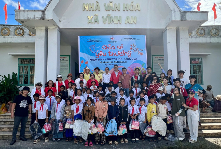 Gifts presented to students at the event. Photo: D.L tang-qua-xa-binh-phu-4.jpg