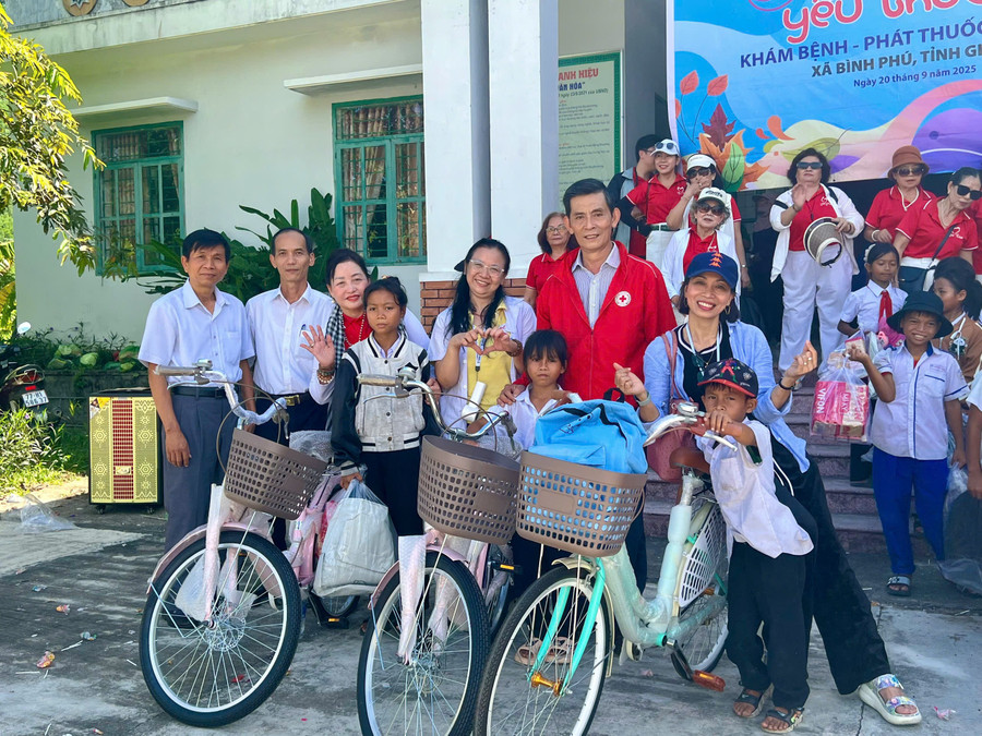 Bicycles given to students lacking transportation to school. Photo: D.L tang-qua-xa-binh-phu-1.jpg