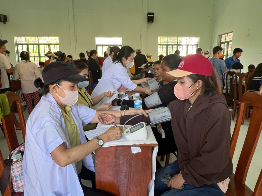 Medical check-ups and medicine distribution for local residents at the event. Photo: D.L tang-qua-xa-binh-phu-2.jpg