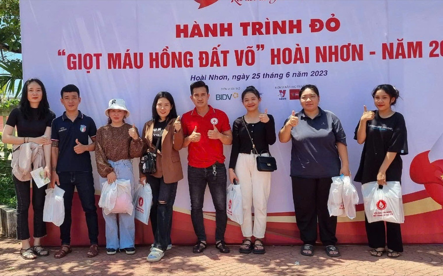 Thu (center) and several team members are regular participants in blood donation drives. Photo: Provided by the group to-hien-mau-khu-pho-thien-chanh-2-4-9639.jpg