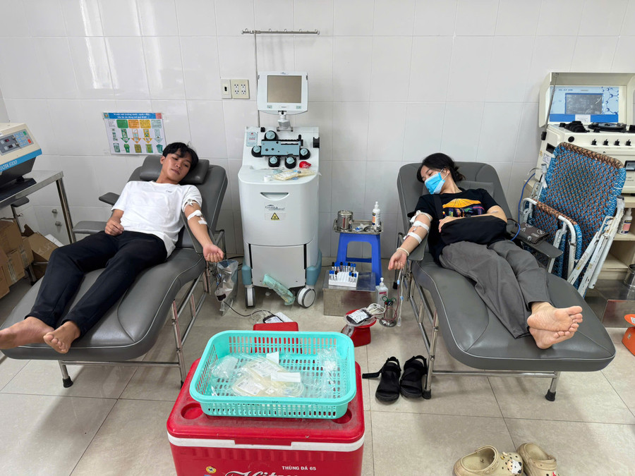 Team members urgently donating blood for Huong. Photo: Provided by the group to-hien-mau-khu-pho-thien-chanh-2-1.jpg